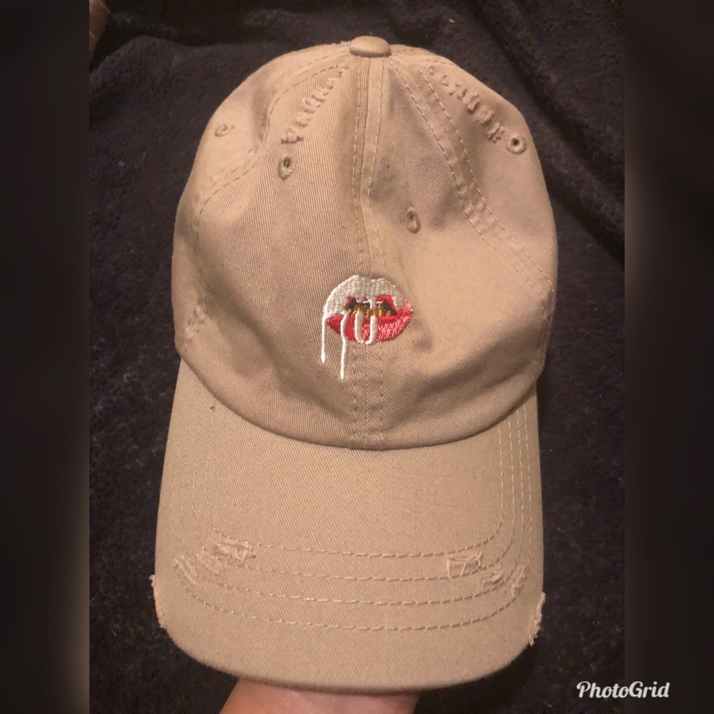 Kylie Jenner- Lips Dad hat
